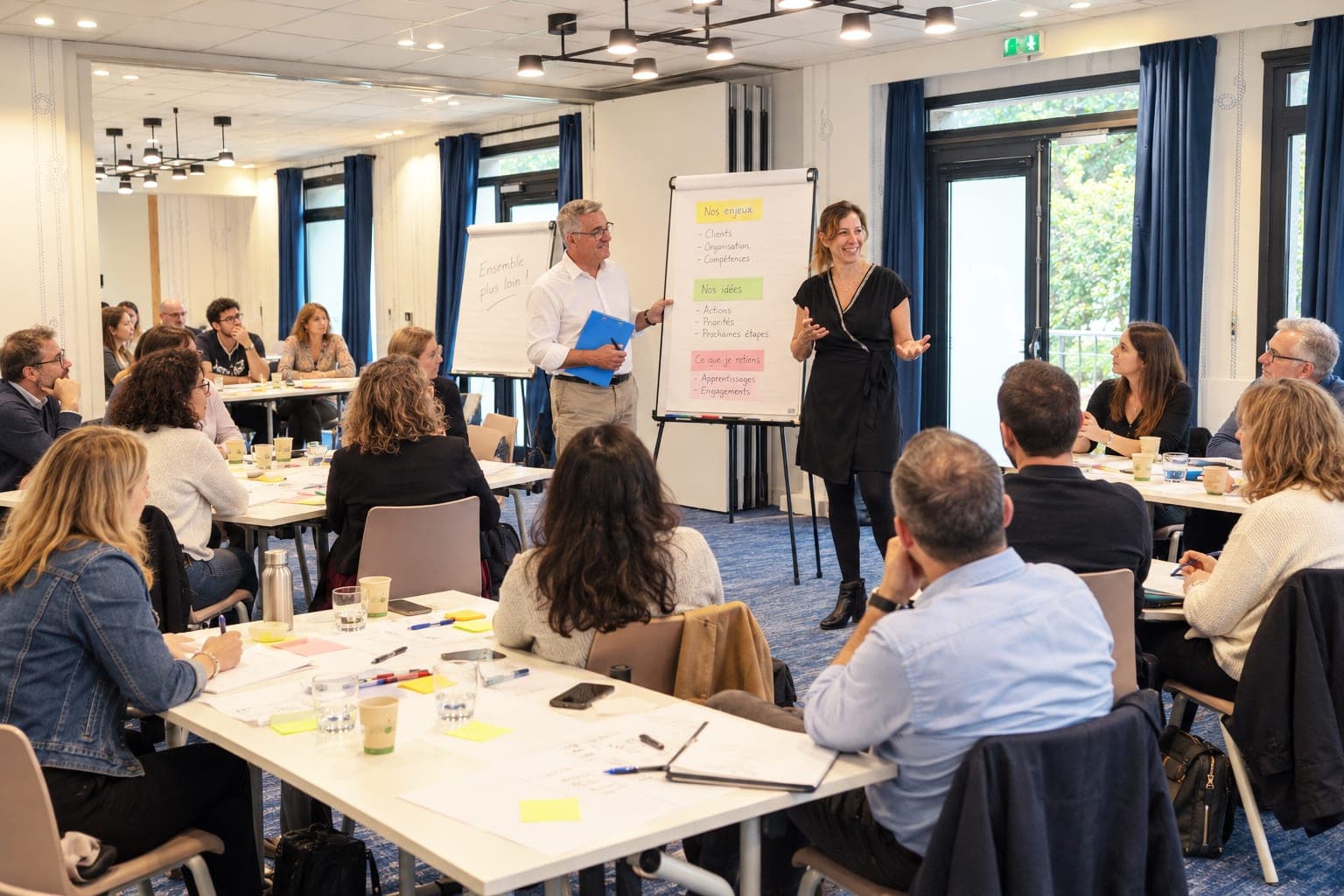 Élise Delaunay et Jean-Luc Guillou co-animent un atelier devant un paperboard