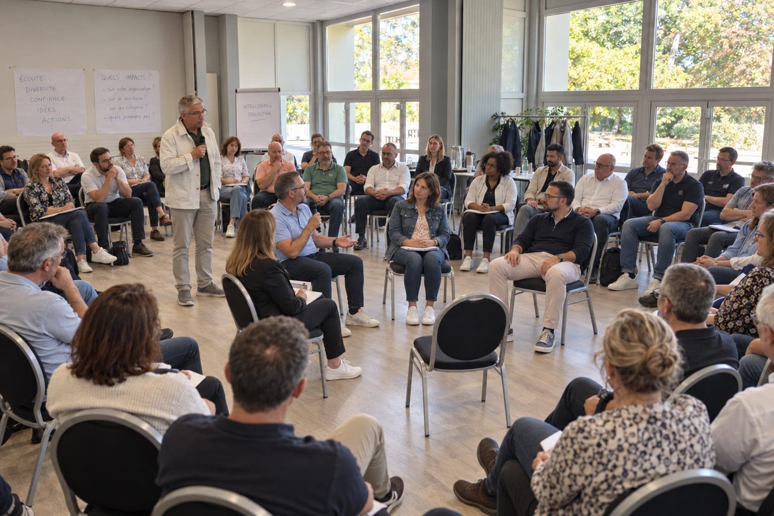 Un fishbowl : un cercle intérieur échange, entouré d’un grand cercle de participants