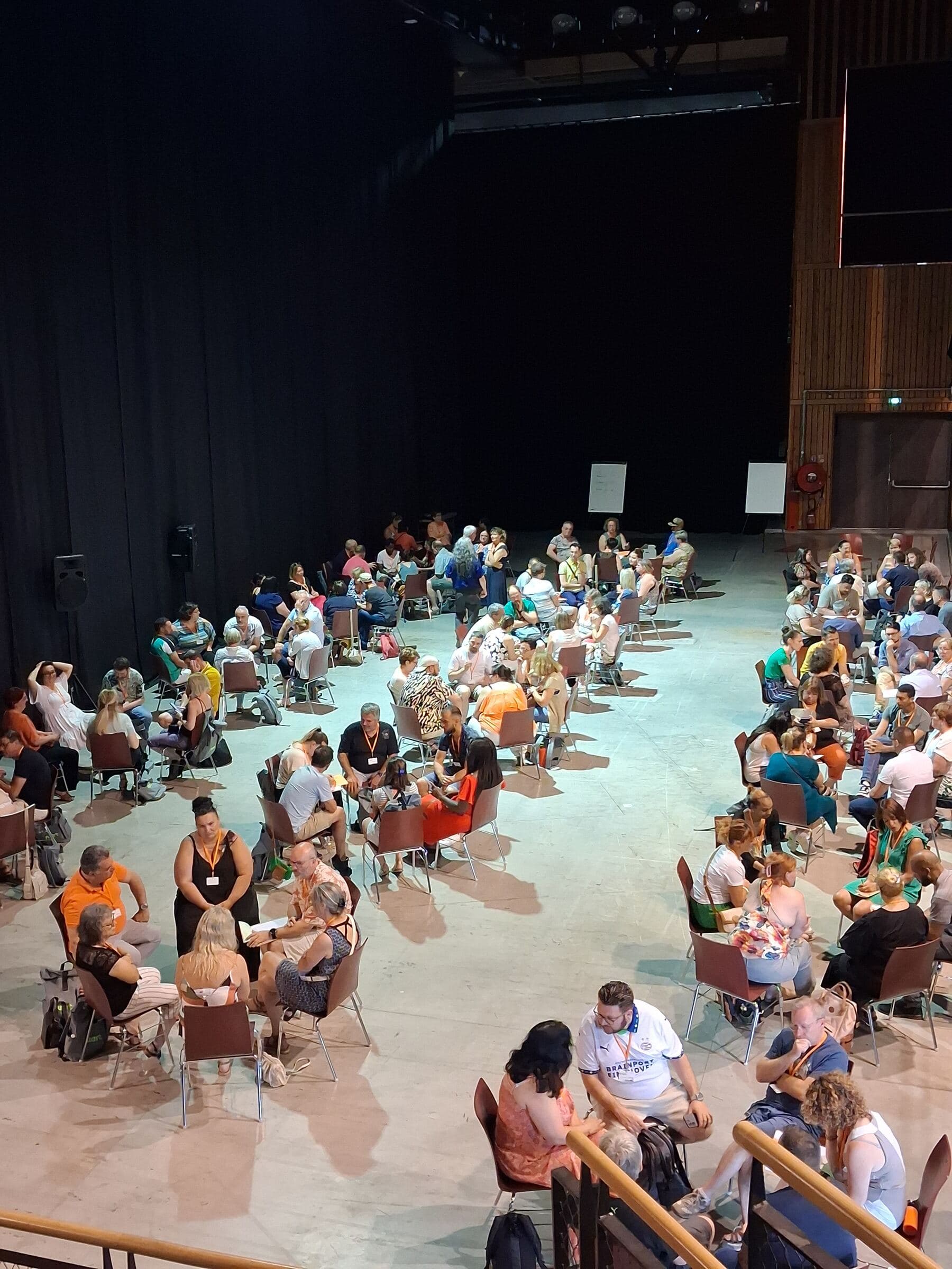 Vue plongeante : des centaines de participants en petits cercles